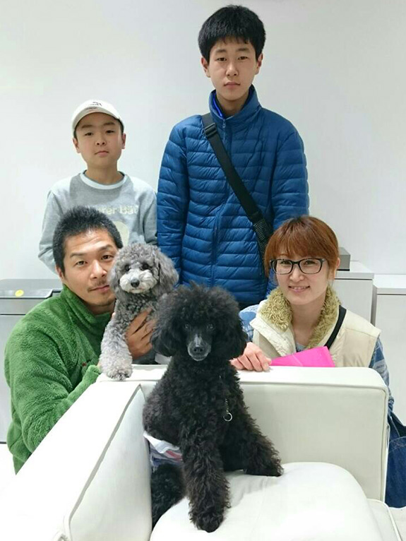 写真：犬と家族