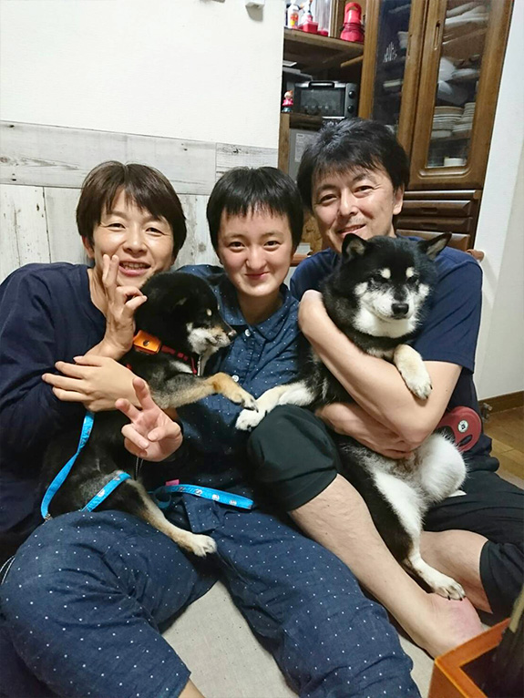 写真：犬と家族
